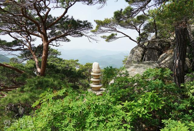 아슬아슬한 바위 언덕에 세워진 용장사터 석조여래좌상.