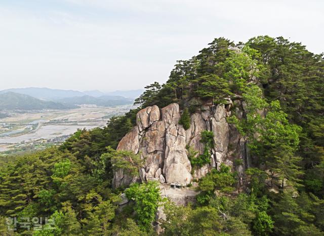 경주 남산 삼릉계곡 정상 부근의 마애석가여래좌상. 낙석 위험이 있어 바로 아래로 지나는 탐방로는 폐쇄된 상태다. 경주 남산은 신라왕릉과 불상, 석탑 등 700여 점의 유적이 흩어져 있는 신라 박물관이자 불교 박물관이다.