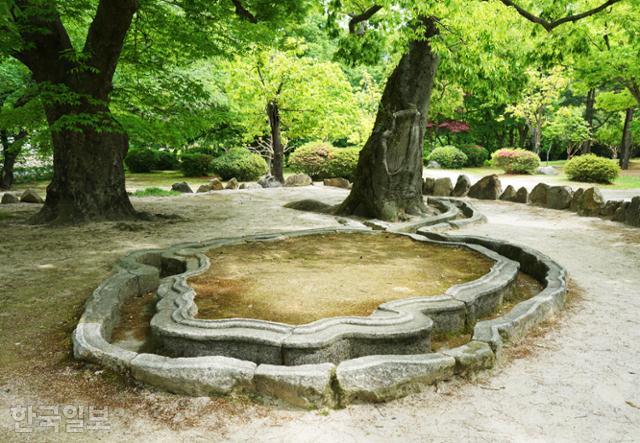 경주 남산 서편 기슭의 포석정. 신라 왕실과 귀족의 풍류가 깃들어 있는 유적이다.