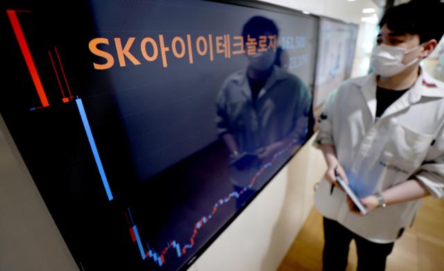 SK아이이테크놀로지(SKIET)가 코스피에 상장한 11일 오전 서울 종로구 연합인포맥스에 설치된 화면에 SKIET 시간대별 주가 그래프가 표시되어 있다. 이날 SKIET는 시초가 대비 26.43% 떨어진 15만4,500원에 거래를 마쳤다. 연합뉴스