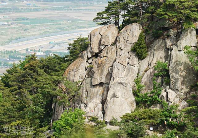 경주 남산에서 두 번째로 큰 불상인 삼릉계곡 마애석가여래좌상. 불상 아래로 아득하게 마을과 들판이 보인다.