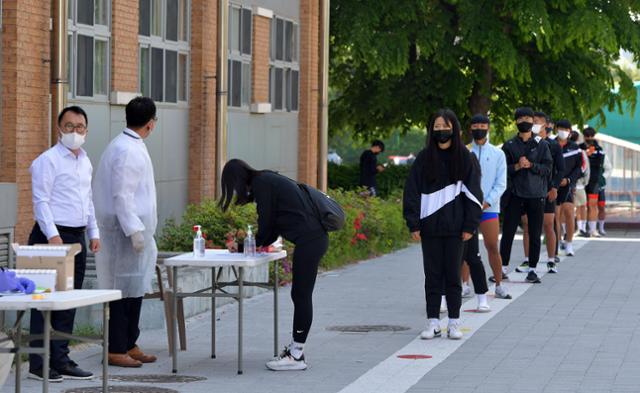 3일 서울 송파구 서울체육중고등학교에 설치된 코로나19 이동식 PCR 검사소에서 학생 및 교직원들이 검사를 받기 위해 줄을 서 있다. 뉴시스