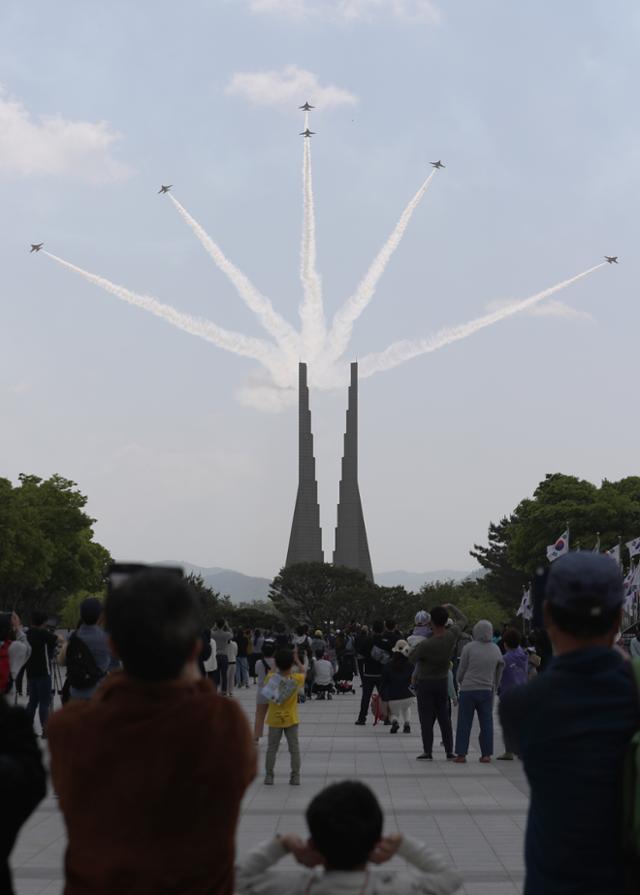 어린이날인 5일 오전 충남 천안시 독립기념관 상공에서 공군 특수비행팀 블랙이글스가 에어쇼를 선보이고 있다. 뉴스1