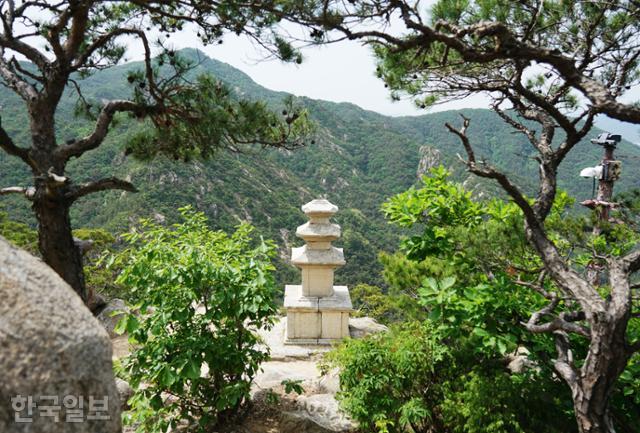 평범한 숲길을 걷다가 홀연히 나타나는 용장사터 삼층석탑. 녹음이 짙어가는 산자락을 배경으로 홀로 말갛게 선 모습이 비현실적으로 보인다.