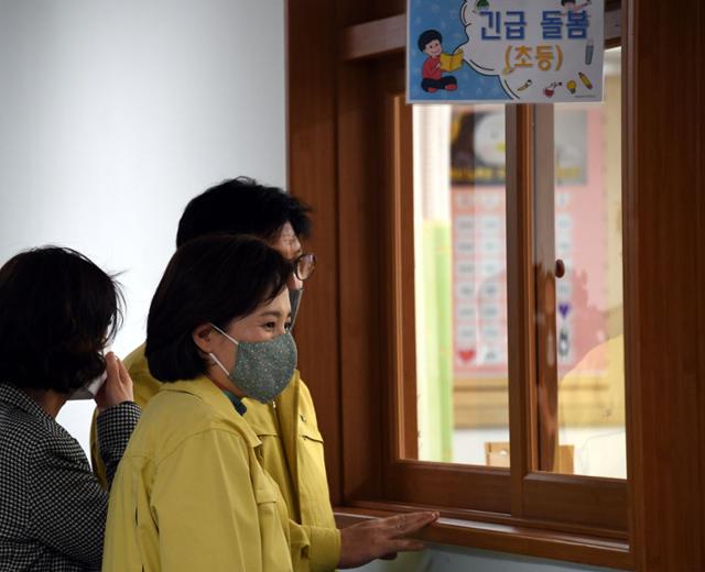 지난 4월 유은혜 부총리 겸 교육부 장관이 인천 미추홀구 인천청인학교의 긴급 돌봄교실을 살펴보고 있다. 한국일보 자료사진