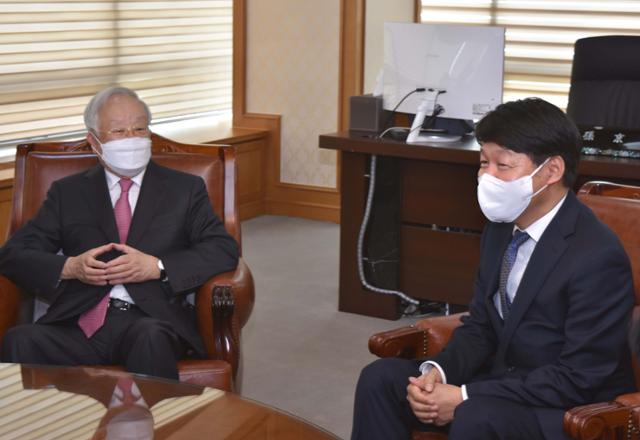 안경덕(오른쪽) 신임 고용노동부 장관이 7일 서울 마포구 한국경영자총협회를 방문해 손경식 회장과 대화를 나누고 있다. 뉴시스