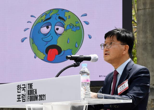 '지구의 미래, 한국의 미래'란 주제로 한국포럼이 12일 서울 마포구 문화비축기지에서 열린 가운데 신원섭 충북대 산림학과 교수가 '숲이 지구를 살린다'란 소주제로 강연을 하고 있다. 홍인기 기자