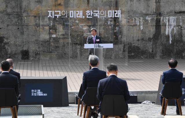 12일 서울 마포구 성산동 문화비축기지에서 열린 한국포럼에서 참석자들이 승명호 한국일보 회장의 환영사를 듣고 있다. 배우한 기자