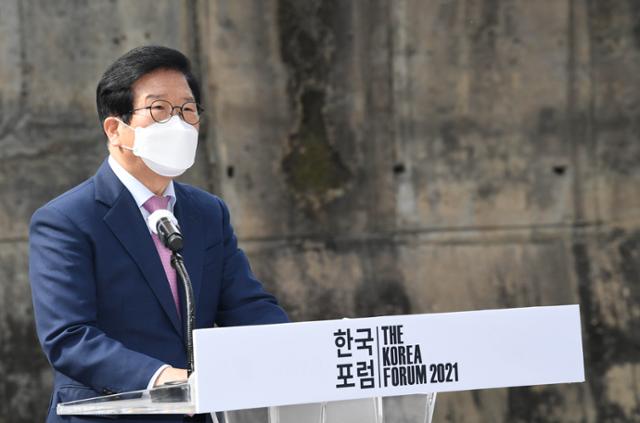 박병석 국회의장이 12일 서울 마포구 성산동 문화비축기지에서 열린 한국포럼에서 축사를 하고 있다. 배우한 기자