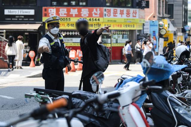 안전모를 착용하고 개인 소유 킥보드를 타던 운전자가 규정을 준수한 듯 보였으나 인도·횡단보도를 주행해 경찰의 단속에 걸렸다. 이한호 기자