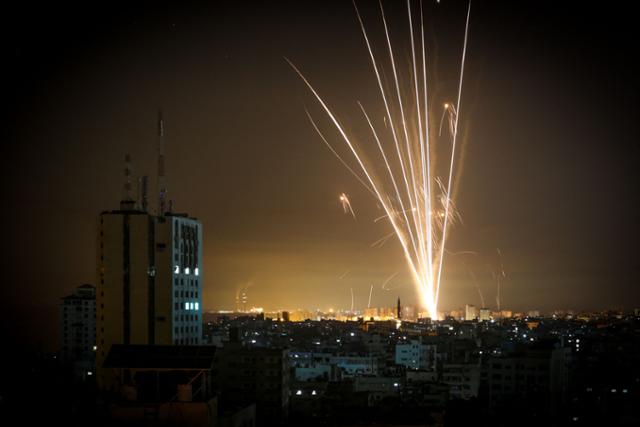 14일 팔레스타인 가자지구 북부의 베이트 라히아에서 이스라엘을 향해 발사된 로켓. AFP 연합뉴스