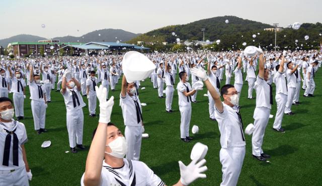 14일 경남 창원시 진해구 해군교육사령부에서 열린 '제674기 해군병 수료식에서 마스크를 착용한 참석자들이 정모를 던지며 기뻐하고 있다. 연합뉴스