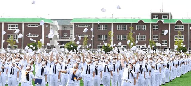 14일 경남 창원시 진해구 해군교육사령부에서 열린 '제674기 해군병 수료식에서 마스크를 착용한 참석자들이 정모를 던지며 기뻐하고 있다. 연합뉴스