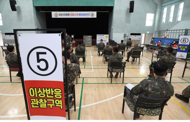 30세 이상 군 장병을 대상으로 한 코로나19 백신 접종이 시작된 지난달 28일 경기 성남시 국군수도병원에 마련된 예방접종센터에서 육군 수도군단 장병들이 백신을 맞은 뒤 부작용 확인을 위해 대기하고 있다. 성남=연합뉴스