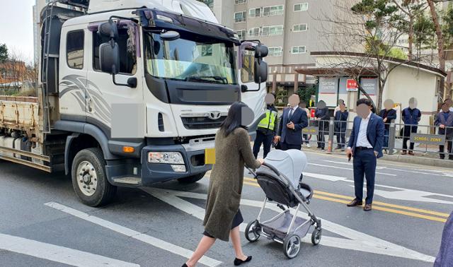 광주지법 제12형사부(부장 노재호)가 지난 3월 18일 오전 광주 북구 운암동 한 아파트 인근 어린이보호구역 내 도로에서 지난해 11월 일가족을 치어 사상케 한 혐의(특정범죄가중처벌 등에 관한 법률 위반 등 혐의로 기소된 화물차 운전자 A(55)씨의 재판과 관련, 현장 검증을 하고 있다. 광주지법 제공