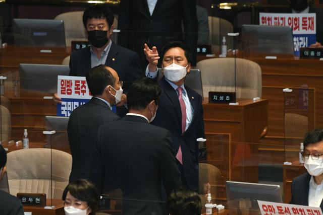 김기현 국민의힘 당대표 권한대행 겸 원내대표가 13일 오후 국회 본회의장에서 김부겸 국무총리 후보자 인준안을 표결상정한 박병석 국회의장에게 항의하고 있다. 오대근 기자