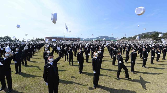 26일 경남 창원시 진해구 해군교육사령부에서 열린 '제673기 해군병 수료식'에서 이등병이 정모를 하늘 위로 날리고 있다. 연합뉴스