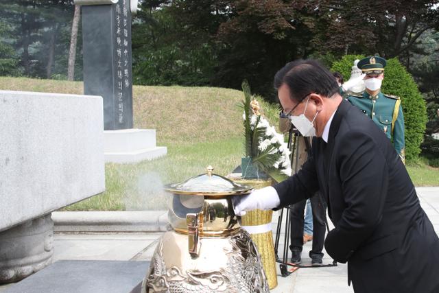 김부겸 신임 국무총리가 15일 오전 서울 동작구 국립서울현충원의 이승만 대통령 묘소를 찾아 참배하고 있다. 연합뉴스