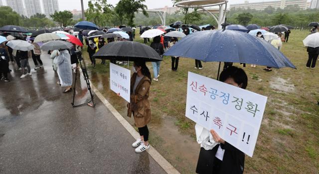 16일 오후 서울 반포한강공원 수상택시 승강장 인근에서 열린 '고 손정민군을 위한 평화집회'에서 참가자들이 신속한 수사를 촉구하며 구호를 외치고 있다. 연합뉴스