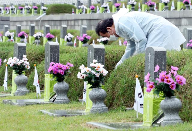 이낙연 전 더불어민주당 대표가 5·18민주화운동 41주년을 앞두고 16일 오전 광주 북구 운정동 국립5·18민주묘지에서 잡초 뽑기 등 자원봉사를 하고 있다. 광주=뉴스1