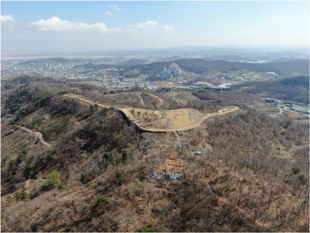 경기 화성시 구봉산 위에 자리 잡은 당성의 전경. 바다 쪽에서 내륙 방향으로 본 항공사진