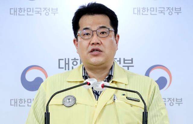 손영래 중앙사고수습본부 사회전략반장이 16일 서울 종로구 정부서울청사에서 코로나19 중앙재난안전대책본부(중대본) 정례브리핑을 하고 있다. 뉴시스