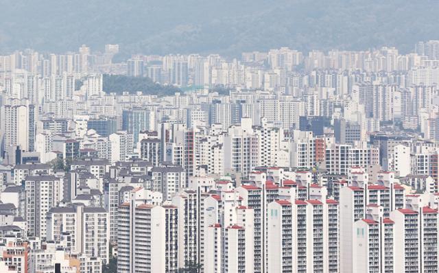 이달 13일 서울 남산에서 바라본 시내 고층 아파트. 연합뉴스