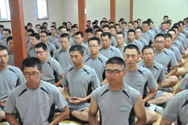 장병들이 지용 스님의 지도에 따라서 명상하고 있다. 군복무 기간은 깊은 깨달음에 도달하기에는 짧더라도 불교의 다양한 활동을 체험하기에는 충분한 시간이다. 지용 스님 제공