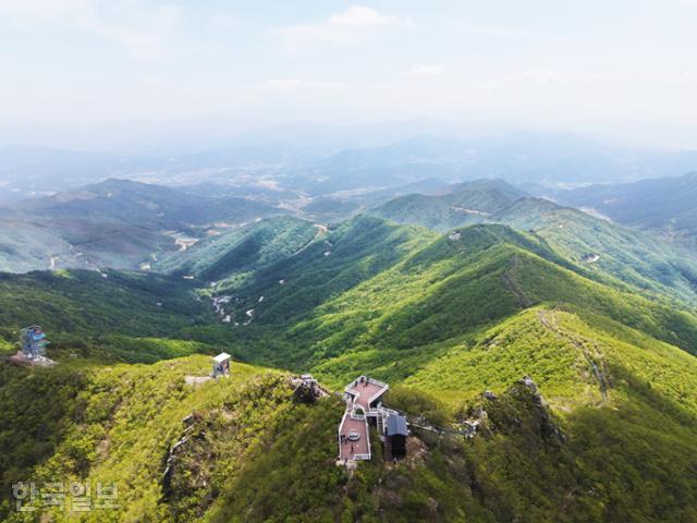 대봉산 정상에서는 어느 방향으로나 전망이 시원하다. 정면 멀리 지리산 능선이 보인다.