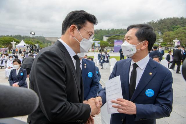 송영길(왼쪽) 더불어민주당 대표와 김기현 국민의힘 대표 대행 겸 원내대표가 18일 광주 북구 운정동 국립 5·18민주묘지에서 열린 5·18 민주화운동 41주년 정부 기념식에서 악수하고 있다. 연합뉴스