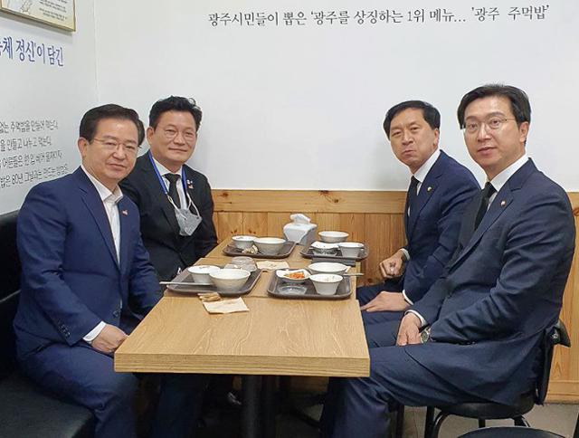 5·18민주화운동 기념식 참석 전 여야 지도부가 모여 '주먹밥 조찬'을 하고 있다. 왼쪽부터 시계방향으로 이용빈 더불어민주당 대변인, 송영길 민주당 대표, 김기현 국민의힘 대표대행 겸 원내대표, 강민국 국민의힘 원내대변인. 광주=뉴스1