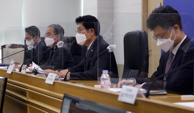 노형욱 국토교통부 장관이 18일 오전 정부세종청사에서 한국토지주택공사(LH), 서울주택도시공사(SH), 경기주택도시공사(GH), 주택도시보증공사(HUG) 등 주택 관련 기관장과 지자체, 협회장 등을 대상으로 정부가 추진 중인 주택공급이 차질 없이 추진될 수 있도록 적극 협조해 달라고 요청하고 있다. 뉴시스