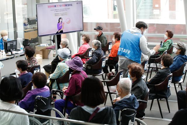 11일 서울 성북구청에 마련된 코로나19 예방접종센터에서 어르신들이 백신 접종 후 이상반응 모니터링 구역에 앉아 있다. 뉴스1