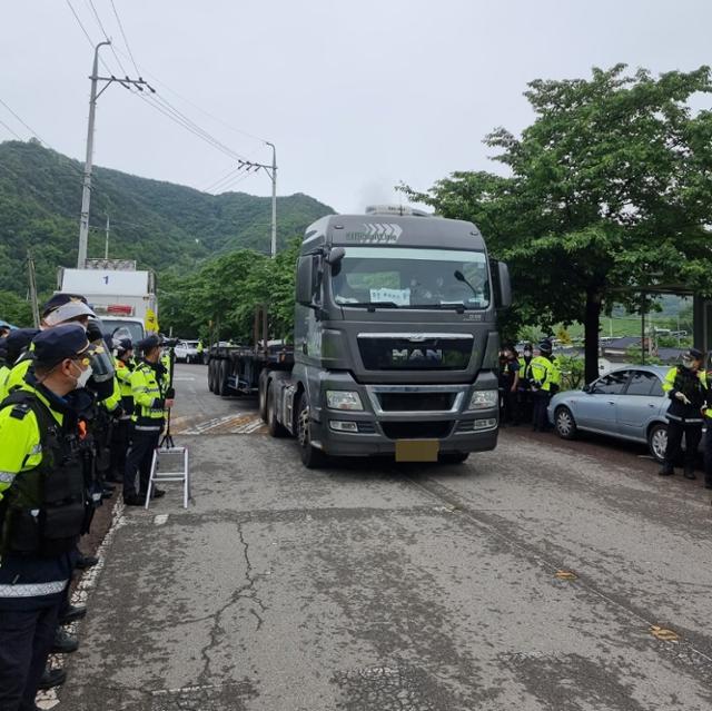 18일 오전 경북 성주군 초전면 소성리 사드기지로 한미 장병들이 사용할 생필품을 실은 미군 차량이 들어가고 있다. 뉴시스