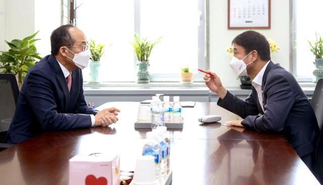 한병도(오른쪽) 더불어민주당 원내수석부대표와 추경호 국민의힘 원내수석부대표가 18일 오전 국회에서 열린 회동에서 특별감찰관, 임시국회 의사일정 등을 협의하고 있다. 뉴스1