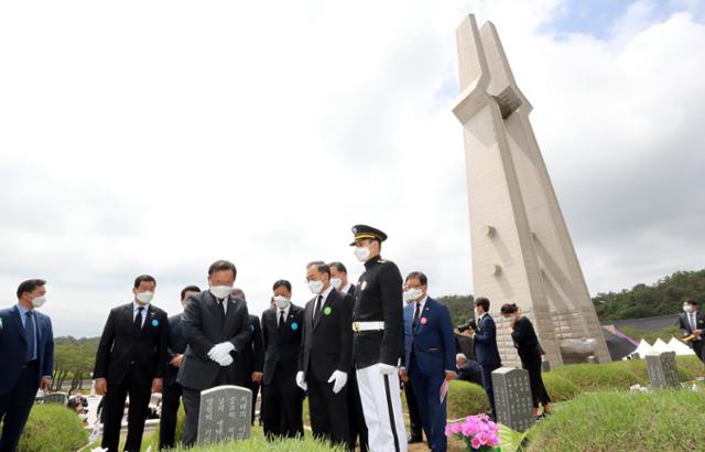 김부겸 국무총리가 18일 오전 광주 북구 국립 5·18 민주묘지에서 열린 제41주년 5·18 민주화운동 기념식을 마친 뒤 묘역을 참배하고 있다. 연합뉴스