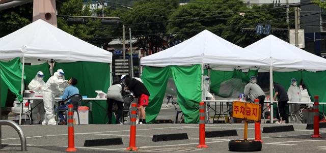 14일 전남 순천시 연향동에 설치된 임시 선별진료소를 찾은 시민들이 코로나19 진단 검사를 받고 있다. 순천에서는 최근 나이트클럽에서 코로나19 집단 감염이 발생해 시설을 폐쇄했다. 연합뉴스