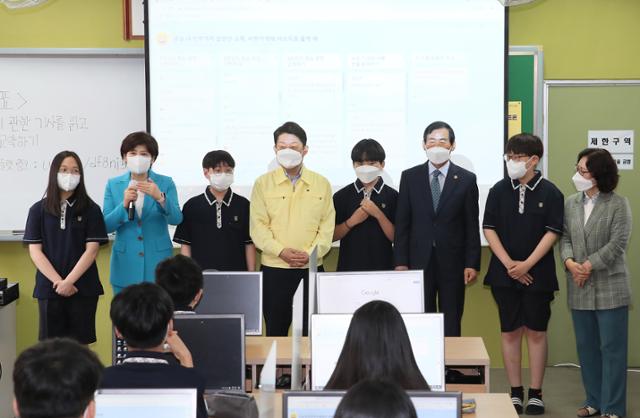 강은희 대구시교육감과 권영진 대구시장 등이 20일 오전 대구 서구 평리중학교에서 '착한교복' 하복을 무상으로 나눠준 뒤 학생들과 포즈를 취했다. 대구시교육청 제공