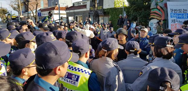 2018년 10월 ‘2018 대한민국 해군 국제관함식’ 이 열린 제주 서귀포시 제주해군기지 인근 강정마을 내에서 관함식 개최를 반대하는 강정주민들과 시민사회단체들이 경찰들과 몸싸움을 벌이는 등 마찰을 빚었다. 김영헌 기자