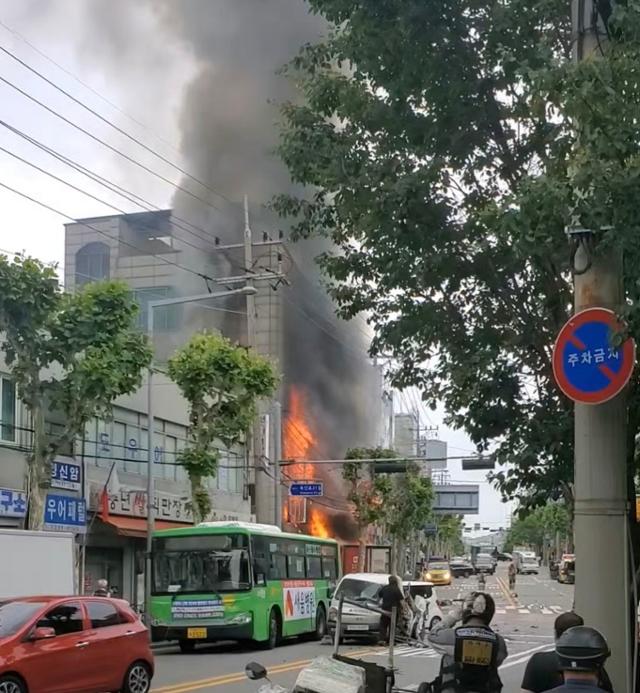 20일 오전 11시쯤 서울 금천구 시흥동의 한 도로에서 화물차 2대가 충돌한 뒤 사고 차량 1대가 인근 5층 건물에 돌진하면서 화재가 발생했다. 연합뉴스