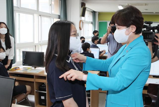 강은희(오른쪽) 대구시교육감이 20일 오전 대구 평리중학교에서 무상으로 배부한 '착한교복' 하복을 입은 학생에게 옷 매무새를 다듬어주고 있다. 대구시교육청 제공