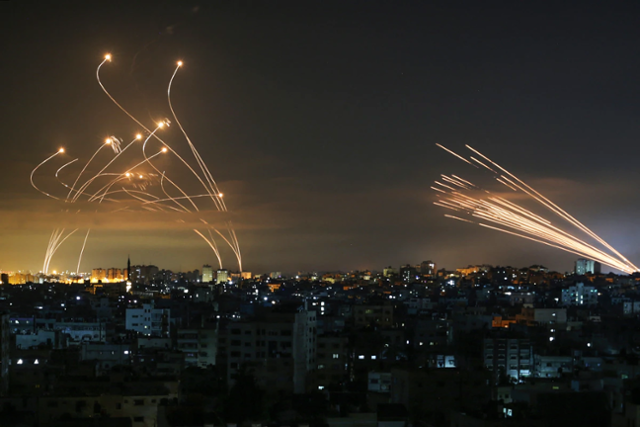 2021년 5월 14일 아이언 돔 미사일(좌측)이 하마스 발사 로켓(우측)을 요격하는 모습. ⓒAFP 통신