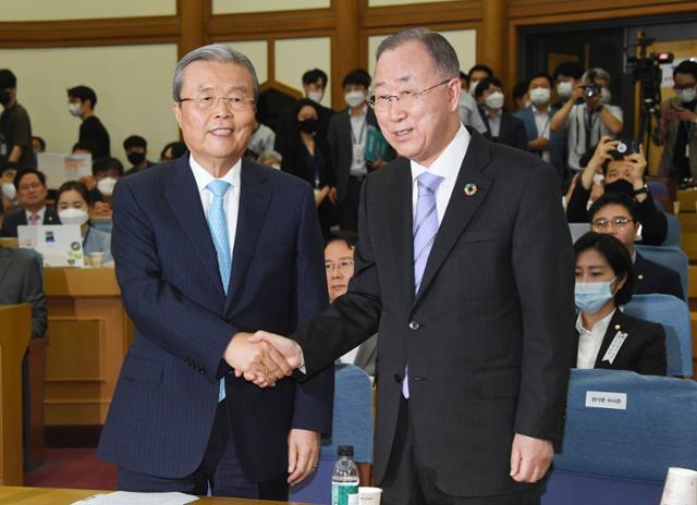 김종인(왼쪽) 미래통합당 비상대책위원장과 반기문 전 유엔사무총장이 2020년 7월 8일 서울 여의도 국회 의원회관에서 열린 국회 글로벌외교안보포럼 창립 세미나에서 인사하고 있다. 오대근 기자