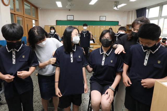 20일 대구 서구 평리중학교에서 올해 처음 운영되는 무상교복사업을 위한 신입생 교복 배부 행사가 열려 1학년 학생들이 새 교복을 입고 착용감에 대한 이야기를 나누고 있다. 무상교복은 대구지역 국공사립중학교 입학생이나 타 시도 및 국외에서 지역 중학교로 전입하는 1학년 학생 2만여 명을 대상으로 1인당 30만 원의 동하복 1벌을 지원하는 사업이다. 대구=뉴스1