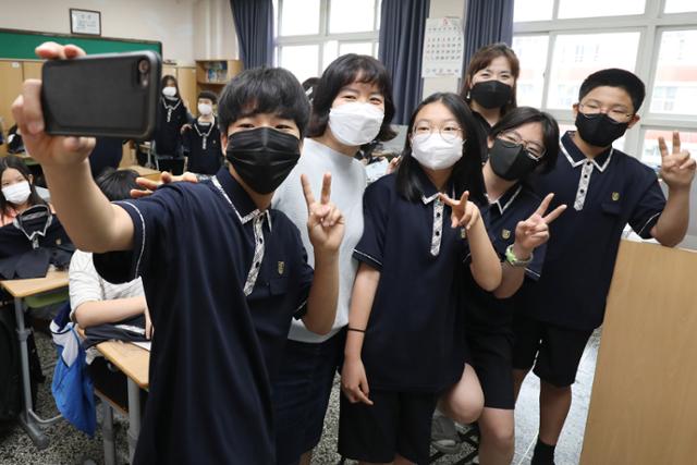 20일 대구 서구 평리중학교에서 올해 처음 운영되는 무상교복사업을 위한 신입생 교복 배부 행사가 열려 새 교복을 입은 1학년 학생들이 포즈를 취하고 있다. 무상교복은 대구지역 국공사립중학교 입학생이나 타 시도 및 국외에서 지역 중학교로 전입하는 1학년 학생 2만여 명을 대상으로 1인당 30만 원의 동하복 1벌을 지원하는 사업이다. 대구=뉴스1