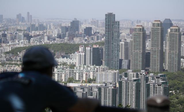 9일 서울 강남구 대모산 전망대에서 바라본 강남 아파트 일대. 연합뉴스