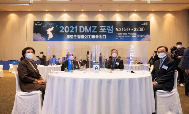 21일 경기 고양시 킨텍스에서 열린 '2021 DMZ 포럼'에 참석한 한명숙(왼쪽부터) 전 총리, 이재명 경기지사, 이해찬 전 민주당 대표. 경기도 제공-