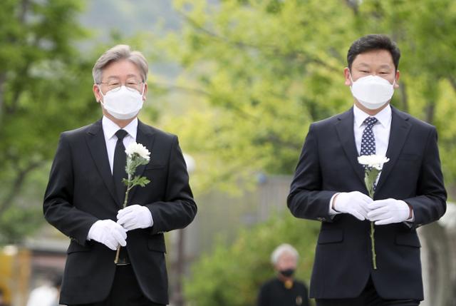 이재명(왼쪽) 경기지사가 6일 오후 경남 김해시 진영읍 봉하마을 노무현 전 대통령 묘역을 참배하고 있다. 오른쪽은 노 전 대통령 사위인 곽상언 변호사. 김해=연합뉴스