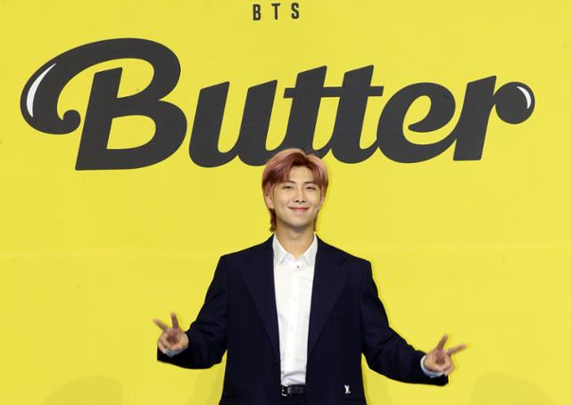 그룹 방탄소년단(BTS)의 RM이 21일 서울 송파구 올림픽공원 올림픽홀에서 열린 새 디지털 싱글 'Butter'(버터) 발매 기념 글로벌 기자간담회에 참석해 포즈를 취하고 있다. 뉴시스