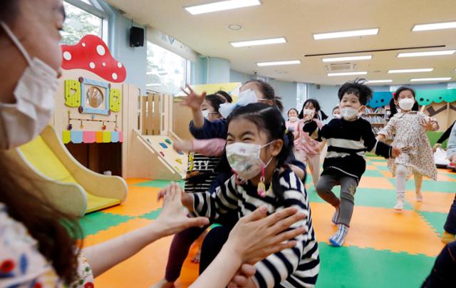 4일 광주 북구청직장어린이집에서 아이들이 어린이날을 맞아 준비한 놀이프로그램을 즐기며 함박웃음을 짓고 있다. 뉴스1